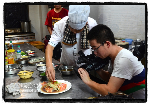 此次攝制組通過(guò)拍攝婺源代表名菜糊豆腐、粉蒸肉、荷包紅魚(yú)、賽鵝頸及地方小吃清明果、灰汁果、糯米子糕等來(lái)詮釋婺源美食經(jīng)典，展示婺源食文化，打造獨(dú)屬婺源的美食符號(hào)。