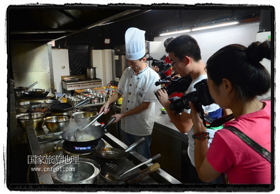 此次攝制組通過(guò)拍攝婺源代表名菜糊豆腐、粉蒸肉、荷包紅魚(yú)、賽鵝頸及地方小吃清明果、灰汁果、糯米子糕等來(lái)詮釋婺源美食經(jīng)典，展示婺源食文化，打造獨(dú)屬婺源的美食符號(hào)。