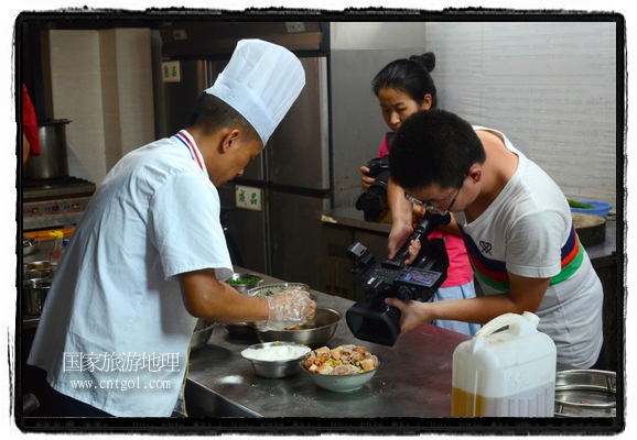 此次攝制組通過(guò)拍攝婺源代表名菜糊豆腐、粉蒸肉、荷包紅魚(yú)、賽鵝頸及地方小吃清明果、灰汁果、糯米子糕等來(lái)詮釋婺源美食經(jīng)典，展示婺源食文化，打造獨(dú)屬婺源的美食符號(hào)。