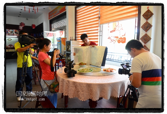 此次攝制組通過(guò)拍攝婺源代表名菜糊豆腐、粉蒸肉、荷包紅魚(yú)、賽鵝頸及地方小吃清明果、灰汁果、糯米子糕等來(lái)詮釋婺源美食經(jīng)典，展示婺源食文化，打造獨(dú)屬婺源的美食符號(hào)。