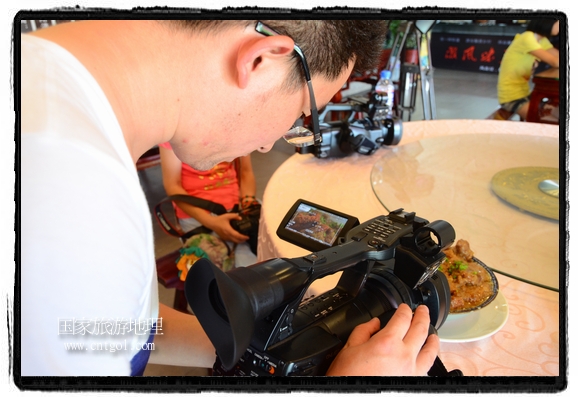 此次攝制組通過(guò)拍攝婺源代表名菜糊豆腐、粉蒸肉、荷包紅魚(yú)、賽鵝頸及地方小吃清明果、灰汁果、糯米子糕等來(lái)詮釋婺源美食經(jīng)典，展示婺源食文化，打造獨(dú)屬婺源的美食符號(hào)。