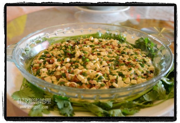 此次攝制組通過(guò)拍攝婺源代表名菜糊豆腐、粉蒸肉、荷包紅魚(yú)、賽鵝頸及地方小吃清明果、灰汁果、糯米子糕等來(lái)詮釋婺源美食經(jīng)典，展示婺源食文化，打造獨(dú)屬婺源的美食符號(hào)。