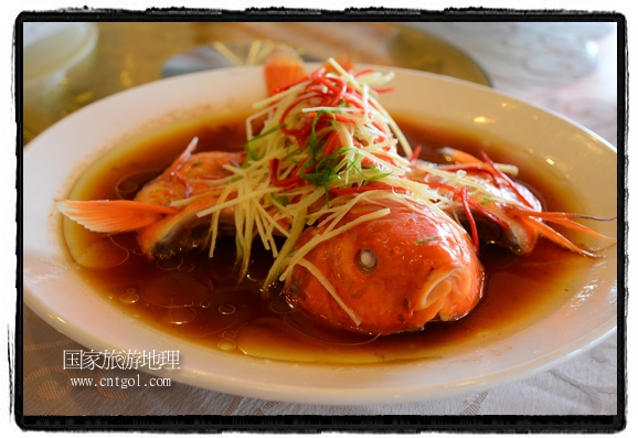 此次攝制組通過(guò)拍攝婺源代表名菜糊豆腐、粉蒸肉、荷包紅魚(yú)、賽鵝頸及地方小吃清明果、灰汁果、糯米子糕等來(lái)詮釋婺源美食經(jīng)典，展示婺源食文化，打造獨(dú)屬婺源的美食符號(hào)。