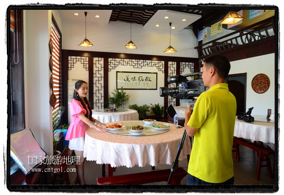 此次攝制組通過(guò)拍攝婺源代表名菜糊豆腐、粉蒸肉、荷包紅魚(yú)、賽鵝頸及地方小吃清明果、灰汁果、糯米子糕等來(lái)詮釋婺源美食經(jīng)典，展示婺源食文化，打造獨(dú)屬婺源的美食符號(hào)。