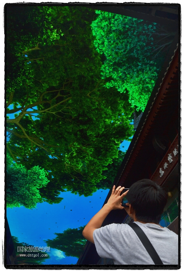 9月8日，在西安市大雁塔景區(qū)，“天幕”景觀吸引游客駐足觀看，并拿出手機(jī)拍攝。