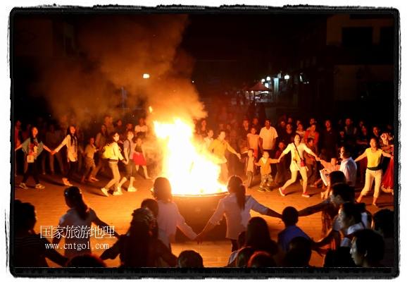 甘肅平?jīng)鍪嗅轻脊沛?zhèn)舉辦了篝火晚會(huì)，1000余名市民參與其中，大家載歌載舞，在歡快熱鬧的氣氛中為每一位父親送祝福。父親節(jié)（Father's Day），顧名思義是感恩父親的節(jié)日。約始于二十世紀(jì)初，起源于美國，現(xiàn)已廣泛流傳于世界各地，節(jié)日日期因地域而存在差異。