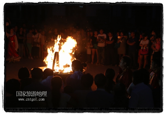 甘肅平?jīng)鍪嗅轻脊沛?zhèn)舉辦了篝火晚會(huì)，1000余名市民參與其中，大家載歌載舞，在歡快熱鬧的氣氛中為每一位父親送祝福。父親節(jié)（Father's Day），顧名思義是感恩父親的節(jié)日。約始于二十世紀(jì)初，起源于美國，現(xiàn)已廣泛流傳于世界各地，節(jié)日日期因地域而存在差異。