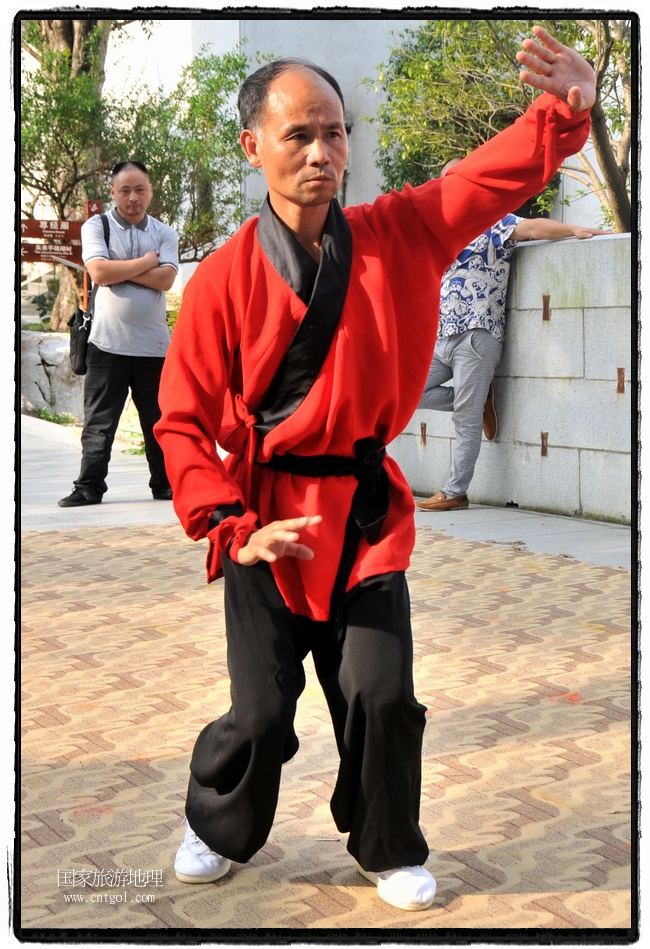 6月20日，小朋友們和中國武術(shù)愛好者們在江西省婺源縣熹園景區(qū)表演中國傳統(tǒng)的中國武術(shù)功夫，吸引許多游人前來駐足觀看。當日是中國傳統(tǒng)的端午節(jié)，江西省婺源縣的中國武術(shù)愛好者們通過表演中國武術(shù)功夫，打太極，表演了少林棍、硬氣功、自選拳等少林寺功夫，讓孩子們從小學(xué)習(xí)中國武術(shù)，傳承中國武德，感受先人過端午的氛圍。