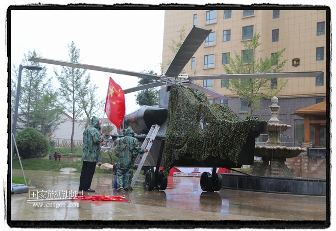 小區(qū)突然出現(xiàn)“飛機(jī)坦克”，其中殲15艦載戰(zhàn)斗機(jī)一架、99式主戰(zhàn)坦克一輛、武直-10武裝直升機(jī)一架，吸引了眾多市民雨中圍觀、合影。