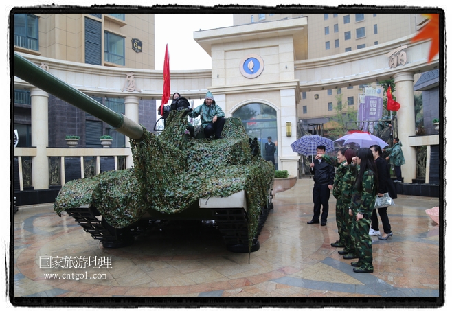 小區(qū)突然出現(xiàn)“飛機(jī)坦克”，其中殲15艦載戰(zhàn)斗機(jī)一架、99式主戰(zhàn)坦克一輛、武直-10武裝直升機(jī)一架，吸引了眾多市民雨中圍觀、合影。