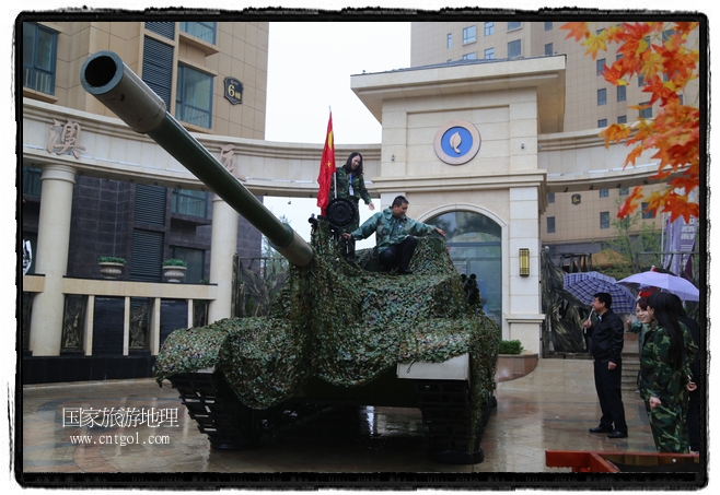 小區(qū)突然出現(xiàn)“飛機(jī)坦克”，其中殲15艦載戰(zhàn)斗機(jī)一架、99式主戰(zhàn)坦克一輛、武直-10武裝直升機(jī)一架，吸引了眾多市民雨中圍觀、合影。