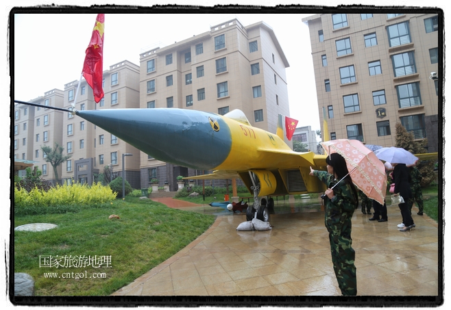 小區(qū)突然出現(xiàn)“飛機(jī)坦克”，其中殲15艦載戰(zhàn)斗機(jī)一架、99式主戰(zhàn)坦克一輛、武直-10武裝直升機(jī)一架，吸引了眾多市民雨中圍觀、合影。