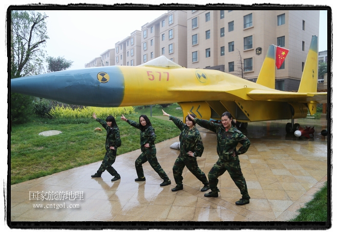 小區(qū)突然出現(xiàn)“飛機(jī)坦克”，其中殲15艦載戰(zhàn)斗機(jī)一架、99式主戰(zhàn)坦克一輛、武直-10武裝直升機(jī)一架，吸引了眾多市民雨中圍觀、合影。