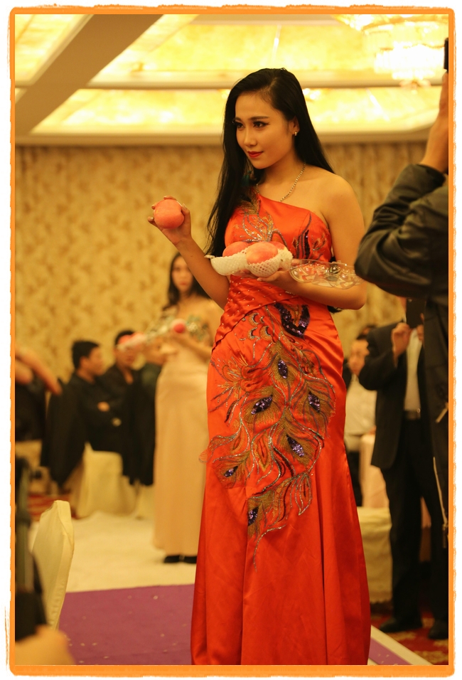 甘肅平?jīng)觯好铨g妹子表演T臺秀 不秀身材秀“金果”(圖)