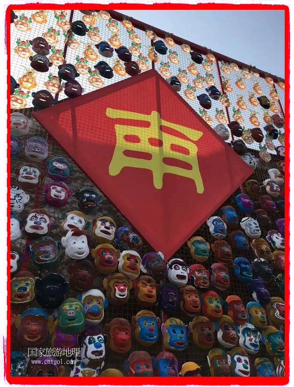 中國規(guī)模最大的猴面具彩繪在南潯古鎮(zhèn)展示。猴子真是今年最紅的動物。 