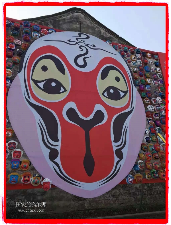 中國規(guī)模最大的猴面具彩繪在南潯古鎮(zhèn)展示。猴子真是今年最紅的動物。 