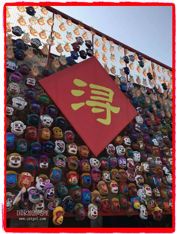 中國規(guī)模最大的猴面具彩繪在南潯古鎮(zhèn)展示。猴子真是今年最紅的動物。 