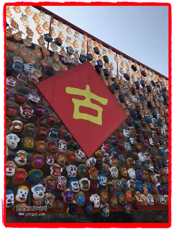 中國規(guī)模最大的猴面具彩繪在南潯古鎮(zhèn)展示。猴子真是今年最紅的動物。 