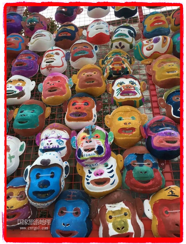 中國規(guī)模最大的猴面具彩繪在南潯古鎮(zhèn)展示。猴子真是今年最紅的動物。 
