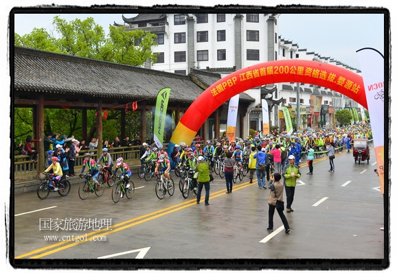 來自江西、安徽、浙江、福建等省市近千名選手參加了比賽，婺源賽道沿途的秀美風(fēng)光和徽派古村落，給參賽選手留下美好的印象。