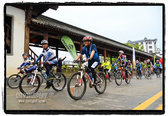 來自江西、安徽、浙江、福建等省市近千名選手參加了比賽，婺源賽道沿途的秀美風(fēng)光和徽派古村落，給參賽選手留下美好的印象。