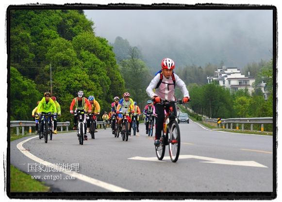 來自江西、安徽、浙江、福建等省市近千名選手參加了比賽，婺源賽道沿途的秀美風(fēng)光和徽派古村落，給參賽選手留下美好的印象。