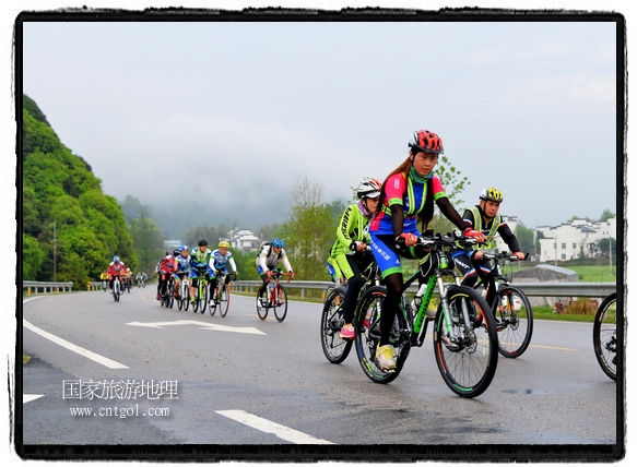 來自江西、安徽、浙江、福建等省市近千名選手參加了比賽，婺源賽道沿途的秀美風(fēng)光和徽派古村落，給參賽選手留下美好的印象。