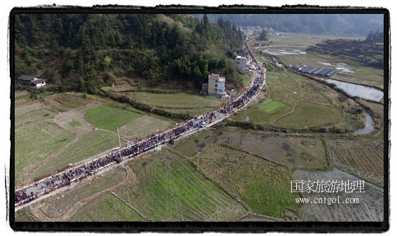 1700桌合攏宴，總長3.7公里，10380人同桌就餐，創(chuàng)歷史之最