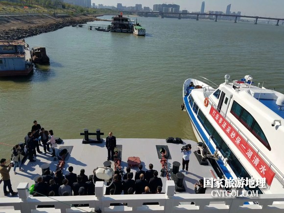 江西開展呵護(hù)一湖清水，嚴(yán)厲打擊非法采砂行動(dòng)（圖）